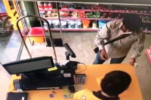 Người đàn ông nói tiếng Trung Quốc trộm tiền nhiều cửa hàng