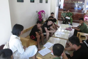 Nhóm người Trung Quốc thuê nguyên khách sạn đánh bạc