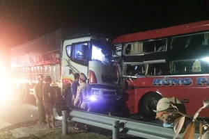 Xe khách đối đầu xe tải ở Đà Nẵng, 13 người thương vong 