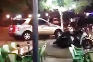 Xe Mercedes chạy nhiều vòng giữa giao lộ rồi lao vào quán nhậu