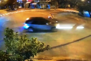 Tài xế Mercedes lạng lách giữa ngã tư bị phạt như thế nào?