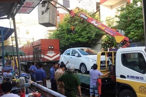 Người phụ nữ đậu ô tô cản trở tàu hỏa rồi vào nhà ngủ