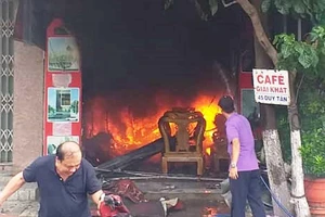 Vừa về đến, chủ chứng kiến nhà mình bốc cháy ngùn ngụt