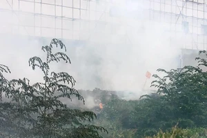 Cháy bãi tập kết phế liệu uy hiếp công trình khách sạn 5 sao