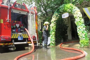 Xong lễ thành hôn, ra nhà hàng ăn tiệc thì nhà cháy