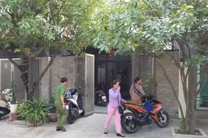 Hàng chục người vây 1 phụ nữ để đòi hơn 100 tỉ