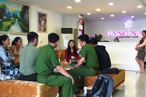 Làm đẹp không như ý, nhóm người đến thẩm mỹ viện đòi lại tiền