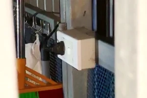 Nam sinh lớp 11 đóng cửa nhà, bị điện giật tử vong