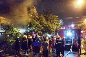 Cháy kho chứa hàng gia dụng ở Đà Nẵng, 2 xe tải bị thiêu rụi