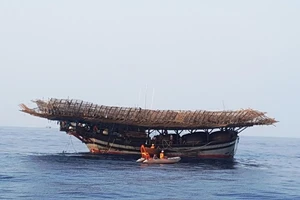 9 người bám phao sống sót khi tàu chìm ở vùng biển Hoàng Sa