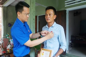 Trao huy hiệu Tuổi trẻ dũng cảm cho hai thanh niên cứu người