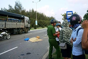 Cụ ông 82 tuổi tử vong khi xe máy lao vào gốc cây