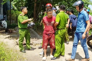 Kẻ cướp trốn vào nhà hoang, bị dân vây chặt bên ngoài