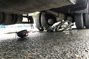 Một phụ nữ 69 tuổi chạy xe máy bị ô tô tải cuốn vào gầm