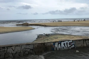 Công trình thu gom chậm tiến độ, nước thải lại tuồn ra biển