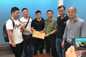 Bàn giao người đàn ông Trung Quốc trốn lệnh truy nã