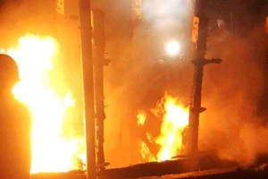 Đà Nẵng: Kéo con tàu cháy vào bờ để xe cứu hỏa dập lửa