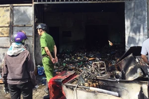 Tiệm tạp hóa bị cháy rụi, hàng xóm khiêng đồ vì sợ cháy lan