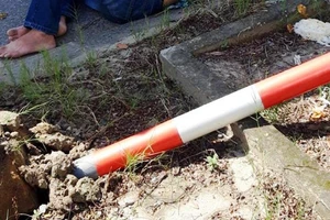 Người đàn ông đi xe máy tự tông ngã biển báo, tử vong