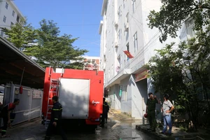 Cháy căn hộ vắng chủ, cả chung cư tháo chạy