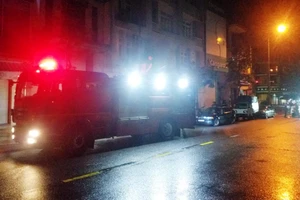 Cảnh sát cứu 3 người kẹt trong đám cháy