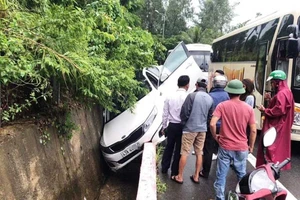 Ô tô 4 chỗ va vào vách núi tại bán đảo Sơn Trà