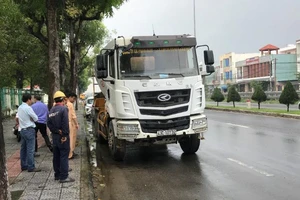Đà Nẵng: Hai phụ nữ bị xe trộn bê tông cuốn vào gầm