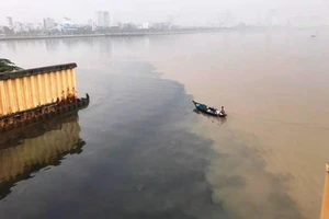 Đà Nẵng: Truy tìm thủ phạm xả thải đen ngòm ra sông Hàn