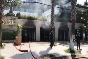 Cháy tầng hầm căn biệt thự chứa nhiều ô tô sang ở Đà Nẵng