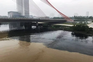 Nguyên nhân nước thải đen ngòm bốc mùi tuồn ra sông Hàn 