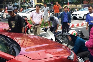 Ô tô tông hàng loạt xe máy chờ đèn đỏ ở trung tâm Đà Nẵng