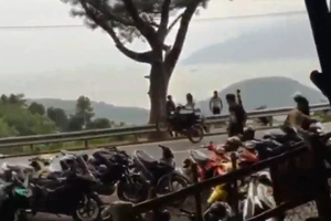 Hàng chục 'quái xế' bốc đầu, nẹt pô náo loạn trên đèo Hải Vân