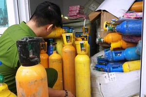 Bắt hơn 1 tấn khí bóng cười trên đường tiêu thụ ở Đà Nẵng
