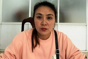 Cầm sổ hồng giả lấy tiền 'nướng' vào cờ bạc