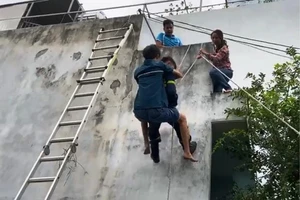 Cảnh sát đu dây cứu thiếu niên rơi từ tầng 5 ở Đà Nẵng