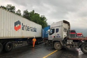 Container đâm vách núi, đường vào hầm Hải Vân kẹt cứng