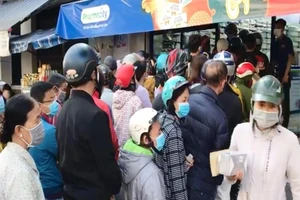 Xếp hàng cả tiếng vẫn không mua được khẩu trang giá rẻ