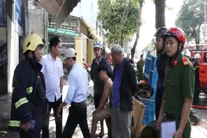 Hàng chục cảnh sát cứu đám cháy nhà do hút thuốc lá