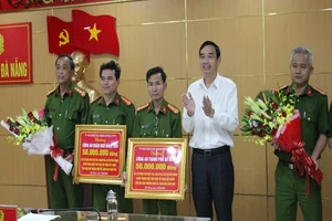 Thưởng nóng 100 triệu cho công an phá án vụ thi thể trong valy