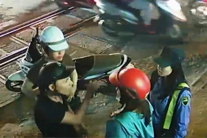 Đôi nam nữ vi phạm giao thông hành hung phóng viên