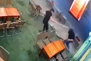 Nhóm thiếu niên chém gục đối thủ bằng dao phóng lợn