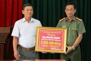 Trao thưởng người phát hiện thi thể trong valy trên sông Hàn