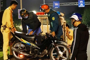 Tông dải phân cách, người đàn ông văng vào bụi cây tử vong 