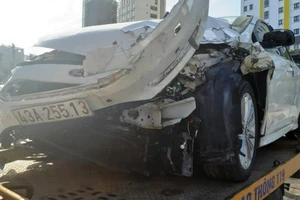 Ô tô mất lái tông vào xe tải, 3 người nguy kịch