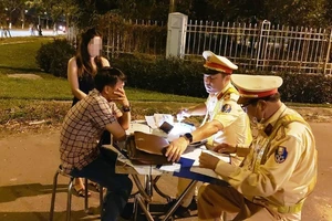 Tài xế có hơi men chơi chiêu đổi lái cho vợ khi bị CSGT thổi