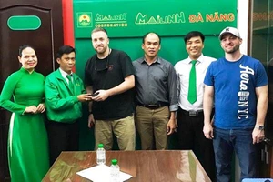 Tài xế taxi trả lại ví cho thủy thủ tàu hải quân Mỹ