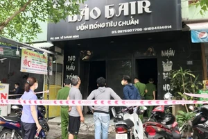 Cháy salon tóc, chủ nhà cùng 6 nữ sinh leo qua nhà hàng xóm