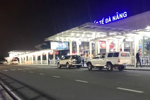 Khách trong diện cách ly lại được đưa ra sân bay Đà Nẵng 