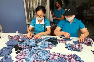 Bộ đội và phụ nữ phường xuyên đêm may khẩu trang tặng dân