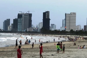 Đà Nẵng phạt 9 người đi dạo bãi biển không đeo khẩu trang